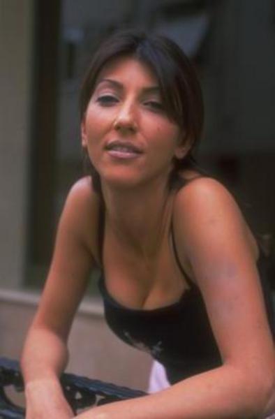 Sonunda kaderine raz olup tezgahtarlk yapmaya balam Yener