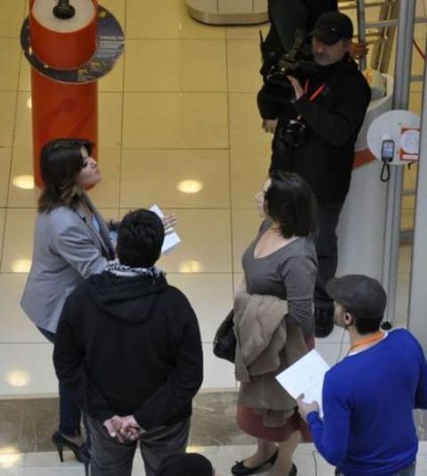 O doum gnnde bulunan Avrupa Yakas'nn senaristi ve oyuncusu Glse Birsel'den gelmi ilk teklif. Tek blmlk bu rol Esra Dermancolu iin oyunculuk serveninin balangc olmu. O sralarda 30'lu yalarnn sonlarna yaklayormu Dermancolu. Demet Akba'n "Sen Harikasn" dizisinde konuk oyunculuk, "Moral Bozukluu ve 31" adl filmde ksa bir rol, workshop'lar, cast ajanslar derken hep oyunculuun dikenli yollarn trmanm Dermancolu.