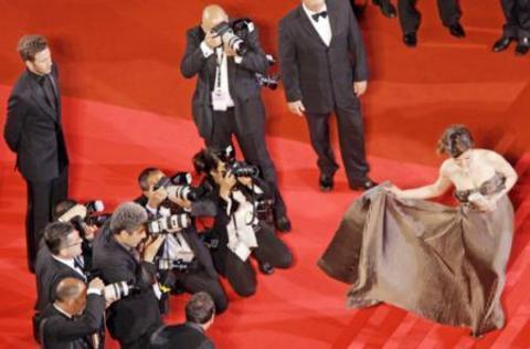 Nuri Bilge Ceylan'n ynettii film Cannes Film Festivali'ne katld.. Aslan zerinde kahverengi tuvaletiyle krmz halya adm att anda tm dnya medyasyla birlikte Trkiye de bu deneyimli ve yetenekli oyuncuyu yeniden kefetti