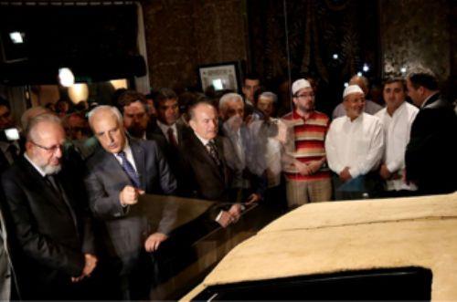 Hrka-i erif, sz konusu caminin ina edilmesinden Osmanl devrinin sonuna kadar ramazan aylarnn on beinden arefe gnne kadar halkn ziyaretine almtr.