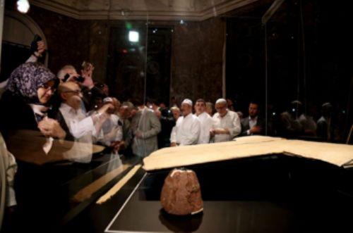 Hrka-i erif, Veysel Karan'nin vefatndan sonra kardeinden devam ettii rivayet olunan veys sllesince muhafaza edilmitir.