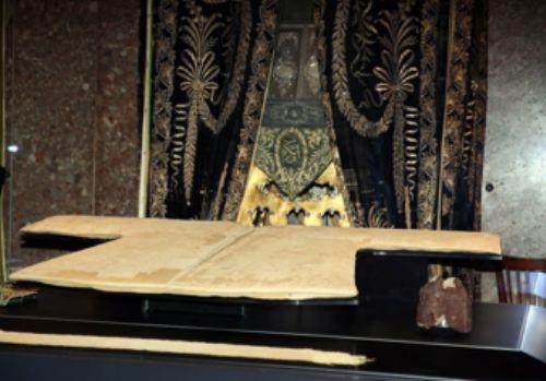 Hazreti Peygamber'in Mirac'a karken zerinden bulunduu ve vasiyeti zerine Hazreti mer ile Hazreti Ali tarafndan Veysel Karan'ye verilen hrkadr.