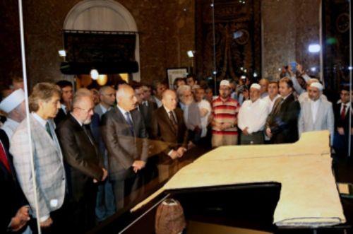 stanbul'un Fatih ilesinde bulunduu camiye de adn veren bu hrkaya ise 'hrka-i erif' denilmektedir.