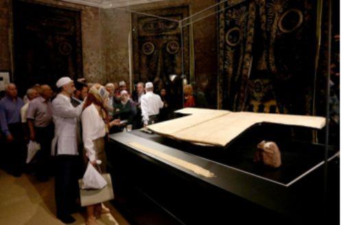 stanbul'a yerleen veysler'in hrka-i erifi nce ikametghlarnda, XVIII. yzyln balarndan itibaren de orlulu Ali Paa'nn ina ettirdii hcrede Ramazan aylarnda ziyarete atklar bilinmektedir.