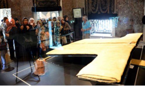 Sultan Abdlmecid, bu mbarek emanetin anna lyk bir cami ve ziyaret mahalli yaptrmaya karar verince 1263 (1847) ylnda balayan Hrka-i erif Camii'nin inaat 1267'de (1851) sona ermitir.