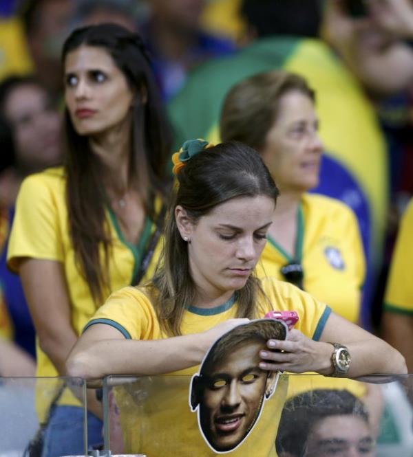 Hakem ilk yarda ma bitirsin artk daha fazla ayp olmasn Brezilya'ya