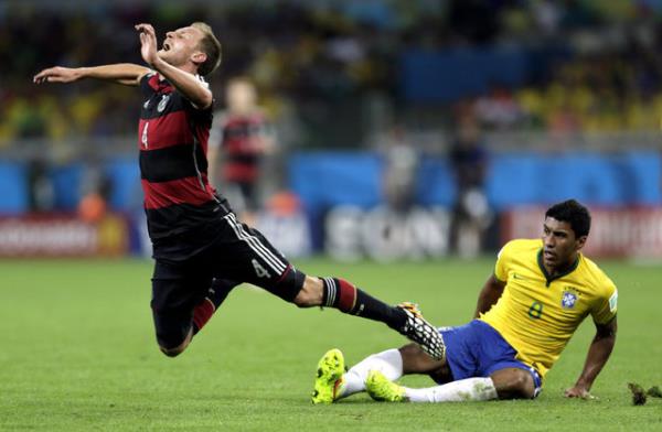 Metro, "1-7!" manetli haberinde "Das Booted" (Tekmelendiler) baln atarken Almanya'nn Brezilya'y parampara ettiini belirtti.