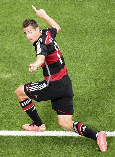 Daily Star, "Sambaargh" manetli haberinde Low'un mthi futbolcularnn evsahiplerini katlettiklerini yazd.