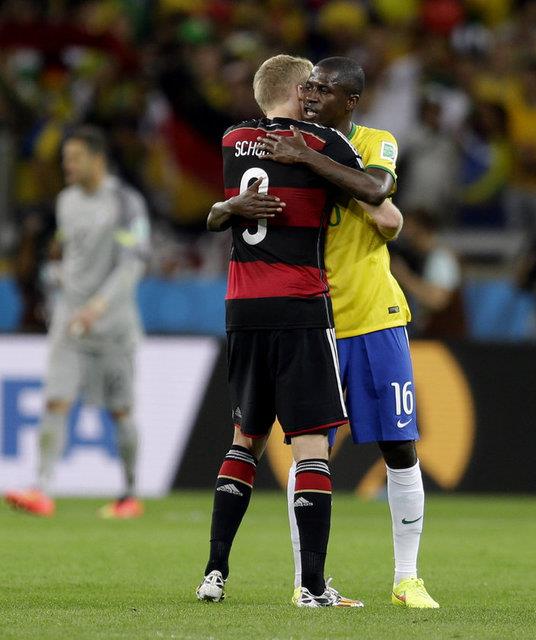 FOLHA DO SAO PAULO: Katledildiler. Minerao (Tarihi Maracanao yenilgisine atfen) Evinde kupa kazanmaya yeltenen Brezilya bir kez daha aaland.