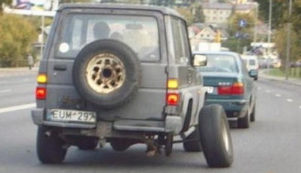 Asfalt atlad diye atla bantlayanlar, lastii patlayan otomobile hortum balayanlar... te grenleri akna eviren ve Facebook'ta hzla yaylan kendini yaratc sananlarn inanlmaz eserleri...