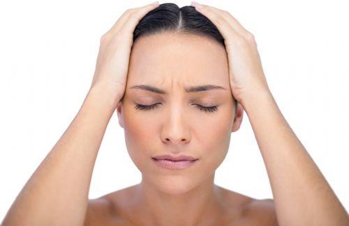 Migren hastalarnn en yaknd eylerin banda uzun sreli alkta oluan ataklar geliyor. Ar stresli bir ortamda yaayan kiilerde de gerilim tipi ba arsna ska rastlanyor. International Hospital'den Nroloji Uzman Dr. Haluk Canerolu oru tutarken pek ok kiinin ortak sorunu olan ba arsnn nne geebileceine dikkat ekiyor ve u neride bulunuyor: 'Bunun iin yaplmas gereken en nemli ey, iftarda mideye ar yklenmemek, bol bol su imek, sahurun son saatine kadar azar azar ve sk beslenmek. Ayrca migren hastalarnn tetikleyici besinlerden uzak durmalar, gerilim tipi ba arsndan yaknanlarn ise mmkn olduunca stresten uzak durmalar da ba arsndan korunmann bir dier nemli yolunu oluturuyor' diyor.