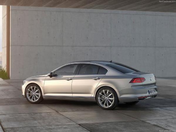 Bu motor seeneine ek olarak, 966 km menzili olan 211 HP gce sahip plug-in, yani arj edilebilir, hibrid versiyon da yer alyor. 156 HP benzinli ve 109 HP elektrikli motorundan g olan bu motorun, yalnzca elektrikli motoru 50 km saf elektrikli sr menzili vaat ediyor.