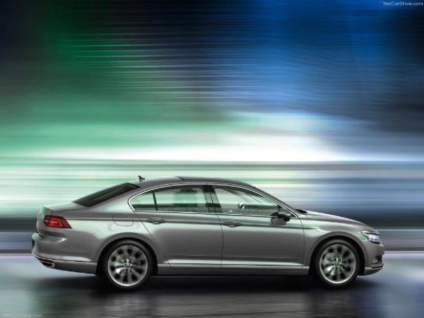 Yeni Passat&#8217;n n zgarasndaki yatay eritler, farlarn iine kadar uzanrken, tamponun alt tarafnda da yatay tasarm unsurlarnn kullanlmas genilik algsn artryor. Makyajl Polo modelinde de grdmz LED&#8217;leri ana aydnlatma teknolojisi olarak kullanmaya balayan Alman marka, yeni Passat&#8217;ta da enerji tasarrufu ve uzun mr avantajna sahip diyotlar kullanacak.