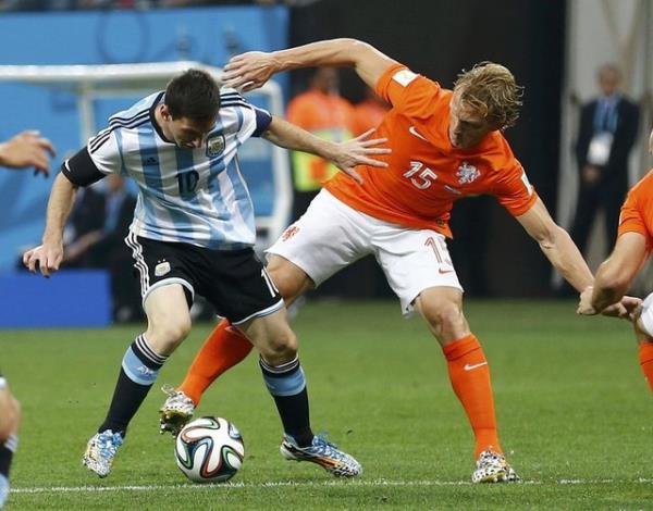 "stat anonsu tribnlerde 67 bin sklan insan olduunu aklyor" diye bir espri yaparak armam salayan trt spikeri..