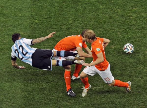 dirk kuyt'un adn trkiye'de doru telafuz eden tek spiker. gidin sorun herhangi bir hollandalya acaba size "drk kayt" m diyecek yoksa levent zelik gibi mi syleyecek?