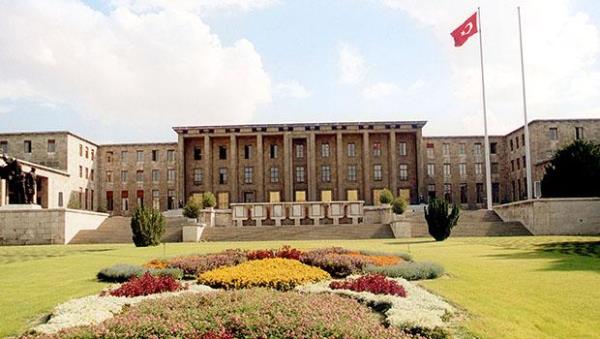 TBMM Bakanvekili Sadk Yakut, milletvekillerinin odalarnn yer ald yeni halkla ilikiler binas iin satn alnan mal ve hizmetlerin kalem kalem fatura bedellerini aklad.    <p>te Atatrk portresinden mobilya almna kadar Meclis'in yapt masraflar...</p>    <br><b>Umut ERDEM/ANKARA</b></br>  <br><b>Kaynak:Hrriyer</b></p>