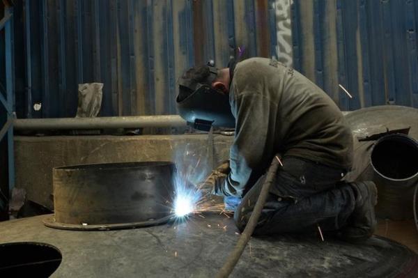 OSTM Organize Sanayi Blgesi'nde alan bir kaynak ustas, 80 ila 100 derece arasnda deien scakla maruz kalyor.