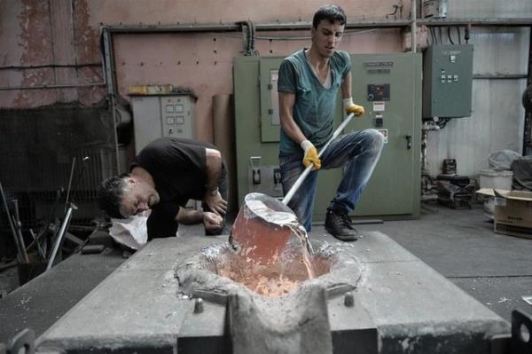 Ramazan aynda yurt genelinde etkili olan scak hava oru tutmay zorlatrrken, meslekleri gerei scakla ortamda almak zorunda olanlar iin durum daha zor hale geliyor.