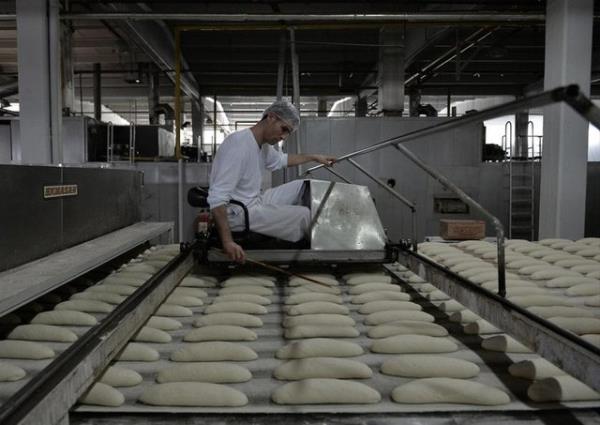 Ankara Bykehir Belediyesi Halk Ekmek Fabrikas'nda alan iiler de gnboyu scaa maruz kalyor.