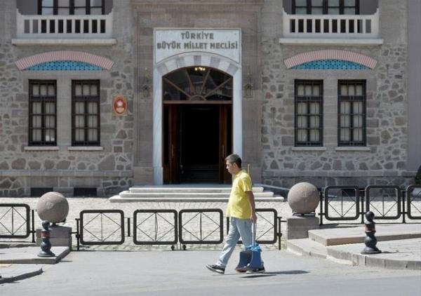 Cadde ve sokaklar sprmekle grevli temizlik iileri de scakla maruz kalyor.