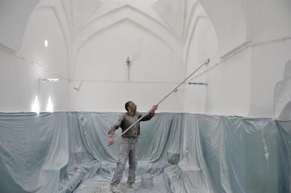 Ankara'daki engl Hamam'nn tadilat almasnda grev yapan bir boyac, mekann yaps gerei ortaya kan scakla mcadele ediyor.