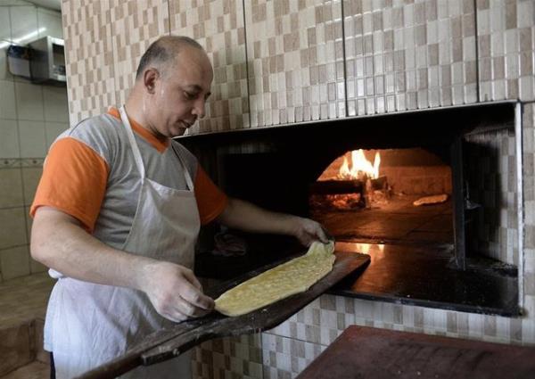 Pide frnlarnda alan ustalar da frnn scakl dolaysyla alrken ar su kaybediyor.