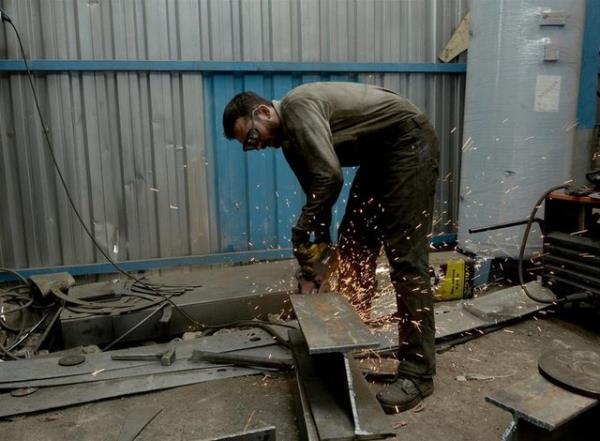 Demir kesme ve dorama ii yapan iiler ortamn scayla mcadele ediyor.