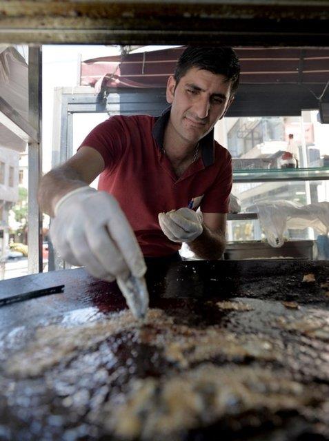 Bir balk lokantasnda grevli a da balklarn piirildii kzgn yan scaklna maruz kalyor.