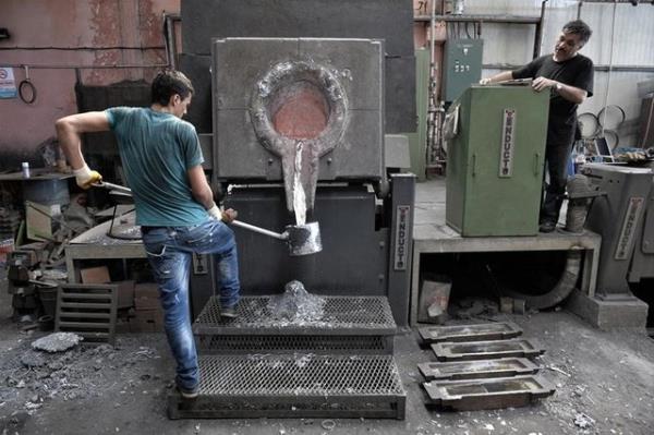 OSTM Organize Sanayi Blgesi'ndeki bir dkm atlyesinde alan iiler, 800 derecede eritilen aliminyumu hazrlanan kalplara dkyor.