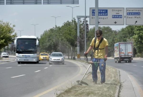 Refj ve yol kenarlarndaki imleri bien iiler de havann ve asfaltn scaklna maruz kalyor.