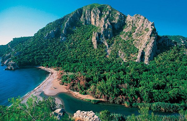 <p><b>Olympos Beydalar Milli Park - Antalya</b></p>    Antalya'nn Kemer ilesine bal olan blge,  Antik Likya Blgesi iindedir. Doal ve tarihi gzellikleri ile yerli ve yabanc turistlerin ilgi oda blge ST alan olarak korunmaktadr.  Park snrlar ierisinde doal plaj ve koylar, kuruluu M.. 2. yzyla dayanan antik ehirler vardr.  ral Sahili'nde denize ve gnee doyabilir, Olympos antik kenti ve Yanarta' gezebilir, btn Mill Park''ta derin bir nefes alabilirsiniz.