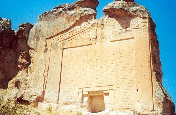 <p><b>Midas Antik Kenti (Yazlkaya) - Eskiehir</b></p>    Frig Vadisi olarak adlandrlan blge, Eskiehir Seyitgazi ve Han leleri snrlar iinde kalr.  Frig Kaya Antlar'nn en grkemlisi olan Yazlkaya,  M.. 7. yzylda yaplmtr. Vadi, Arkeolojik Sit alan ve Doal Sit Alan olarak tescil edilerek koruma altna alnmtr.