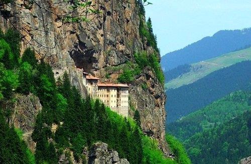 <p><b>Smela Manastr - Trabzon</b></p>    Smele Manastr, Trabzon'un Maka ilesi snrlarndaki Karada'n eteklerinde, sarp bir kayalk zerine kurulmutur. Manastr ismini, zerinde kurulmu olduu dan, tarihteki ismi olan Mela'dan almtr.  M.S.4. yzylda ina edilmi, 18.yzylda yenilenmi, 19.yzylda yaplan ek blmlerle ihtiaml grntsn kazanmtr.