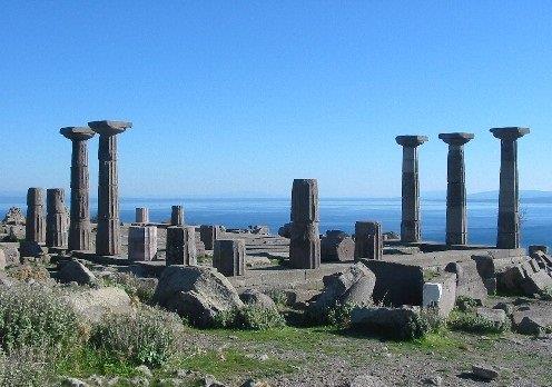 <p><b>Assos -anakkale</b></p>    anakkale'nin Ayvack ilesinde, Edremit Krfezi'nin kysnda ve Lesbos Adas'nn (Midilli) karsnda yer alan antik kent, antik alarn nemli yerleim merkezlerinden biridir. Kesinlik kazanmamakla birlikte bulunan kalntlar, Tun a'nda (M..3000-1200) burada yaayanlarn olduunu gstermektedir. Dnyann en nemli filozoflarndan olan Aristotales M.. 347-344 yllar arasnda burada bir felsefe okulu kurmu ve yaamtr. Kyn en tepesinde, 238 metre ykseklikte bulunan Athena Tapna ve muhteem manzarasyla Assos ilham vermeye devam etmektedir.