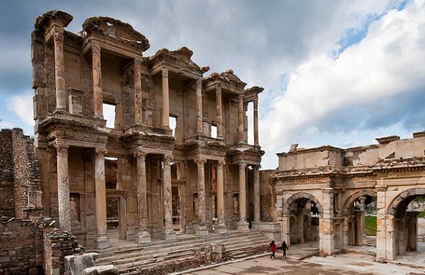 <p><b>Efes ren Yeri - zmir </b></p>    lk kuruluu M.. 6000 yllarna uzanan Efes, zmir li, Seluk lesi snrlar iindedir. Helenistik ve Roma dnemlerinde en grkemli zamanlarn yaayan Efes, Asya eyaletinin bakenti ve en byk liman kenti olarak 200.000 kiilik nfusa sahipti.  Artemis Tapna, Celsus Ktphanesi, Meryem Ana Evi, Hadrian Tapna gibi ok sayda grlmesi gerek tarihi eser barndrmaktadr.