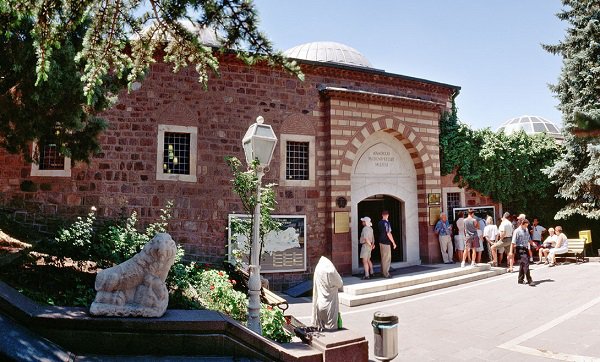 <p><b>Anadolu Medeniyetler Mzesi - Ankara</b></p>    1997 tarihinde "Avrupa'da Yln Mzesi" seilen Anadolu Medeniyetleri Mzesi; Anadolu'nun kkl tarihini bugne tayan, kendine zg koleksiyonlar ile dnyann sayl mzeleri arasnda yer alyor. Anadolu arkeolojik eserleri Paleolitik adan balayarak gnmze kadar, kronolojik bir srayla sergilenmektedir.