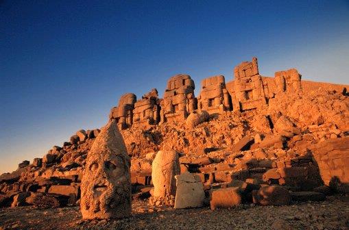 <p><b>Nemrut Da Milli Park- Adyaman</b></p>    Adyaman ili, Kahta ilesindeki ren yeri; Kommagene Krall'nn bir antik kenti de barndrr. Kommagene Kral Antiochos'n trbesi Helenistik dnemin en iddial yaplarndandr. Muhteem manzarasyla bilinen Nemrut Da, 1987'de UNESCO tarafndan Dnya miras alan ilan edilmitir.