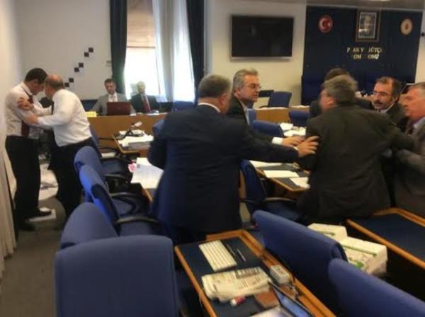 AK Parti Gmhane Milletvekili Feramuz stn de tartmaya katld. AK Parti sralarndan CHP sralarna gelen stn, zel'in boazna sarld ve yumruk att.