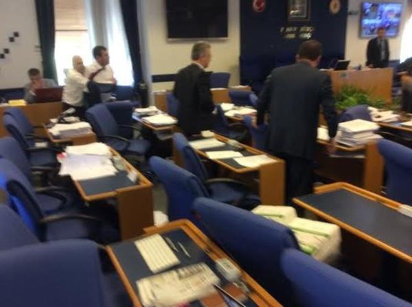 TBMM Plan ve Bte Komisyonu'nda AK Parti Gmhane Milletvekili Feramuz stn ile CHP Manisa Milletvekili zgr zel arasnda kavga kt.