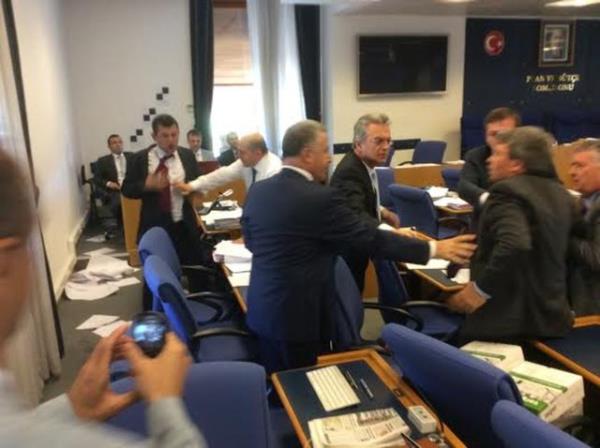 TBMM Plan ve Bte Komisyonu'nda "Torba Yasa Tasars"nn grmelerinde, CHP'li zel, Soma'l madenciler ile ilgili konutuu srada AK Parti zmir Milletvekili lknur Denizli ile arasnda tartma yaand.