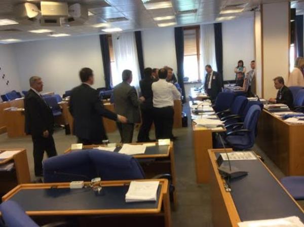 Bu srada komisyon szcs AK Parti Bitlis Milletvekili Vedat Demirz, birleime yarm saat ara verdi. Verilen arada da zel ile Denizli'nin tartmas devam etti. Bu srada zel, Denizli'ye "yalanc" diye bard.