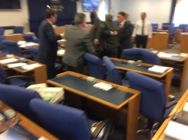 zel ve stn arasnda bir sre arbede yaand. Araya dier milletvekilleri girerek zel ve stn' ayrd.