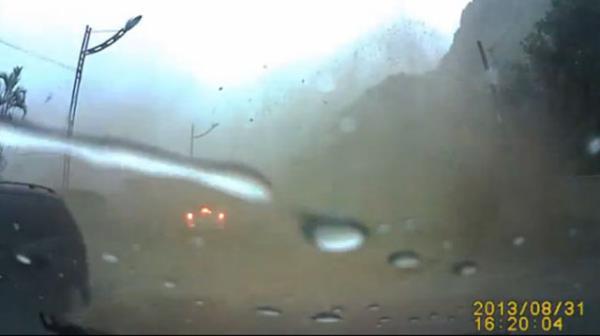 Heyelan sonras bir ara, arpan kayalar yznden hasar alrken asl sonu ise toz bulutu ortadan kalktktan sonra grlyor.