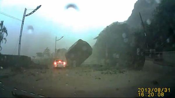 Byk bir kaya paras yuvarlanarak aracn yannda durmu halde grlrken ara srcs ise ans sayesinde lmden kurtuluyor