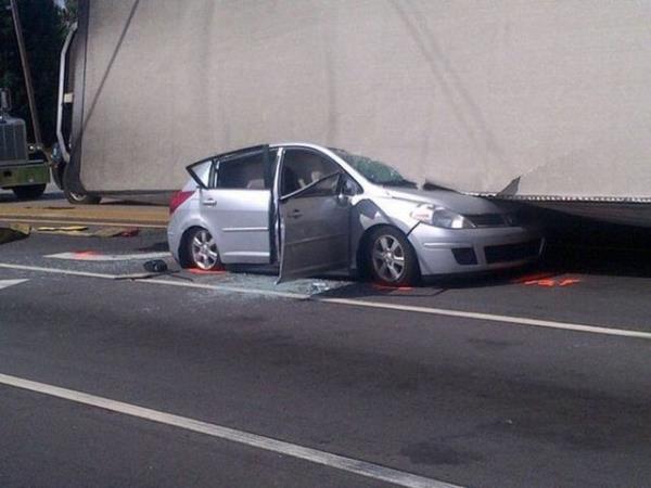 Gen kadn aracn altnda ufak syrklarla kurtulmaya baard.