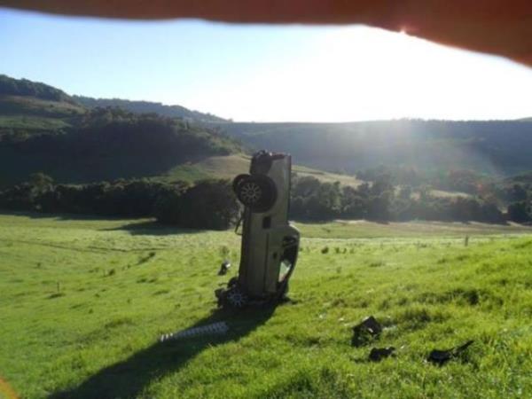 Src kk yaralarla kazay atlatrken yoldan geenler daha ok arabann son haliyle ilgilendi.