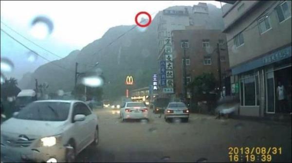 Ara kameras tarafndan kaydedilen grntlerde ilk olarak aralarn kayalk bir tepenin yanndaki yolda seyir halinde olduu grlyor.