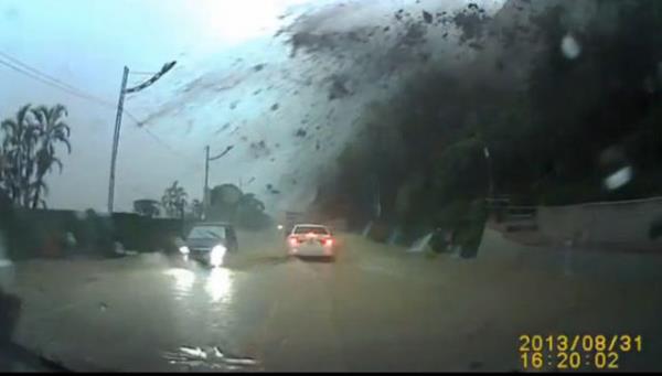 Daha sonra bir anda hareketlilik yaanyor ve tepeden kk kaya paralar ve toprak dklmeye balyor.