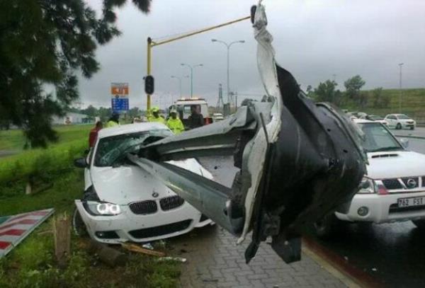 Gney Afrika Premier Ligi'nde oynanan futbolcunun yapt bu kaza lkenin gndemine oturdu.