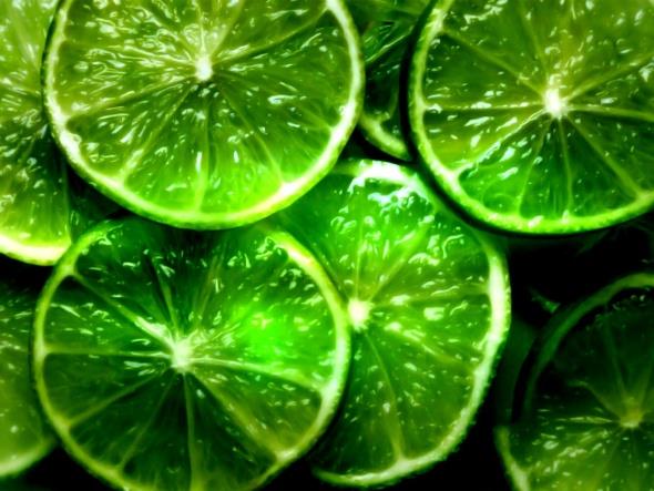 <p><b>Yeil;</b></p>  Sakinletirici ve grme gcn artran etkisiyle ne kar: Yeil, gzler iin en rahat renktir ve grme gcn artrr. Sakinletiricidir ve sinir sistemi zerinde doal bir etki yapar. Televizyona kmadan nce insanlarn yeil renkli odalara alnmalar onlarn heyecanlarn yattrabilir. Yeil ayn zamanda hastanelerde de popler bir renktir. nk hastalarn rahatlamasn salar. Yeil, rengin farkl tonlar farkl mesajlar iletir. Koyu yeil soukluk, erkeksilik, tutuculuk ve zenginlik kavramlarn ifade ederken; zmrt yeili lmszl, zeytin yeili bar temsil eder. Yeil rengi tercih edenlerin kiilik analizinde; bu kiilerin kendilerine deer verme duygularnn ok fazla olduu grlr. Bu kiiler doru bildiinde srarcdr, otoritesi ve inandrcl ile evresindekileri etkilemeyi baarr. Bazen abartya kaarak megaloman kstah bir kiilik sergileyebilir.